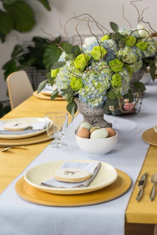 Get this delicious Easter Brunch Menu. Find ideas for your Easter table, too. Brunch recipes and Easter decorating ideas all in one place. 